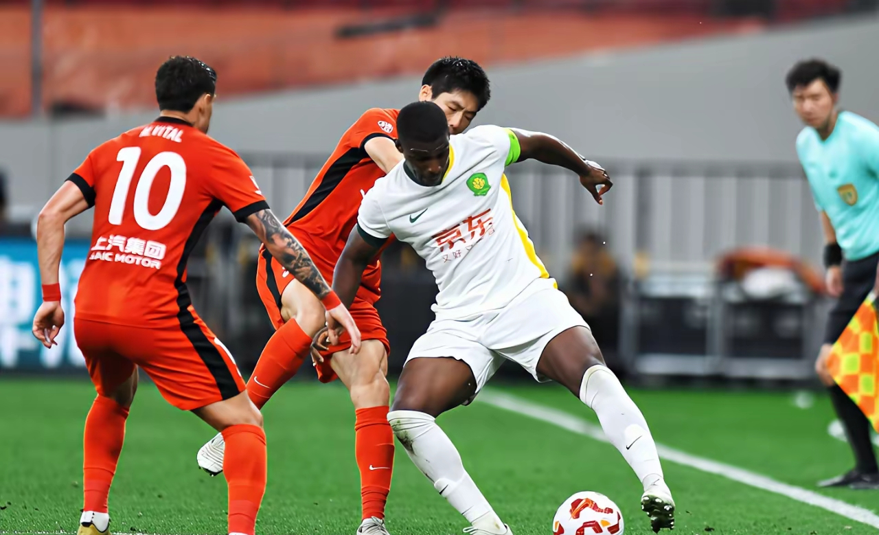 金年会官方在线入口-包含上海海港训练开放日；冲刺阶段防线松动引欢呼；中超在即；球探报告显示潜力的词条